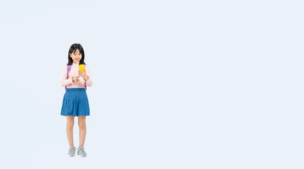 スマホを使うランドセルを背負った小学生の女の子の全身写真（切り抜き背景透過PNGも販売しております。↓作成者リンクから「PNG」で検索してください）