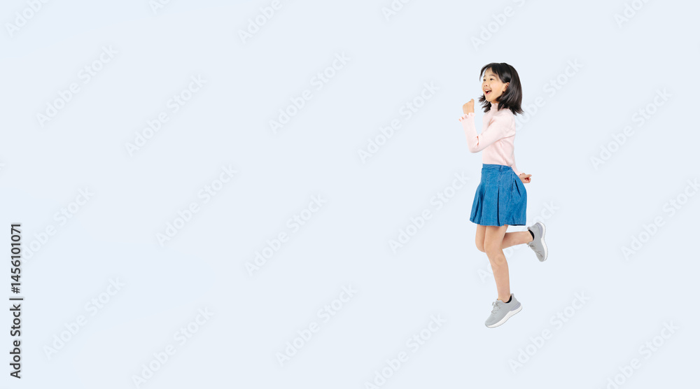 Aufkleber 元気にジャンプする女の子の全身写真（切り抜き背景透過pngも販売しております。↓作成者リンクから「png」で検索してください）