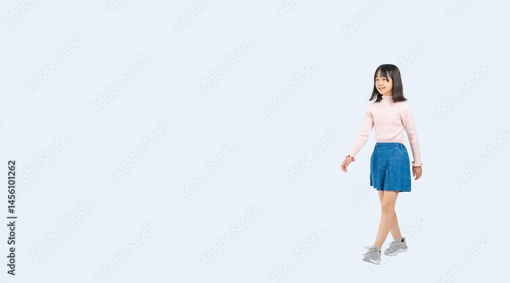 Aufkleber 前向きに歩く女の子の全身写真（切り抜き背景透過pngも販売しております。↓作成者リンクから「png」で検索してください）
