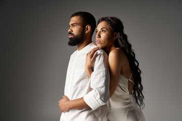 Naklejka premium Stylish couple exuding romance and confidence against a minimalist backdrop