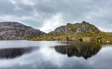 Fototapeta premium reservoir dam on top of Cape Town rugged mountains