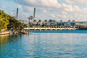 Naklejka premium A view towards the causeway leading onto Star Island in Miami in springtime