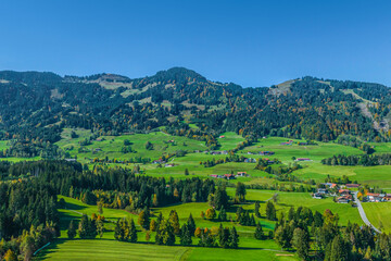Fototapeta premium Herrlicher Oktobertag im Oberallgäu zwischen Tiefenberg und Ofterschwang