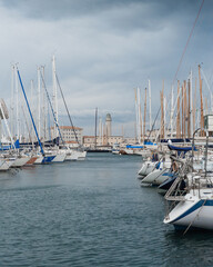 Obraz premium Numerous sailboats moored in the harbor offer a view of the 