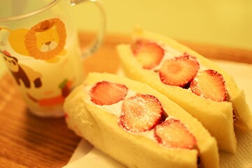 おやつにイチゴサンド