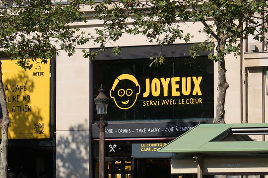 Devanture / enseigne / logo du restaurant "Caf&eacute; Joyeux" de l&rsquo;avenue des Champs-&Eacute;lys&eacute;es &agrave; Paris, c&eacute;l&egrave;bre cha&icirc;ne fran&ccedil;aise de restauration rapide solidaire &ndash; septembre 2024 (France)