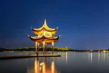 Fototapeta premium Serene Nighttime Reflection of an Elegant Pavilion by the Water