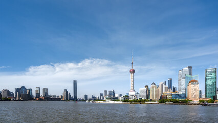 Obraz premium Breathtaking Panoramic View of Shanghai's Iconic Skyline Beneath Clear Blue Skies