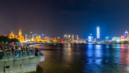 Fototapeta premium Captivating Night View of a Vibrant City Skyline Illuminated by Colorful Lights