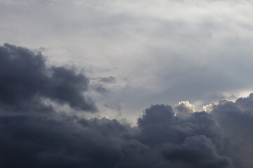 Una toma de cerca de un bello atardecer con varias nubes entre colores blanco y gris