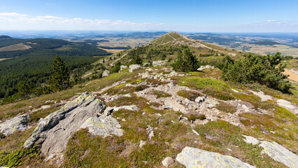 Le mont Mézenc est un sommet montagneux d'origine volcanique situé au sud-est du Massif central, ...