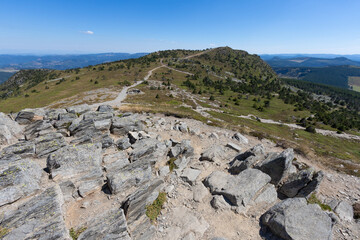 Le mont Mézenc est un sommet montagneux d'origine volcanique situé au sud-est du Massif central, ...
