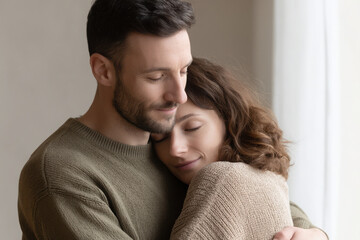 Obraz premium warm scene depicting two people sharing gentle embrace showcasing deep compassion and care