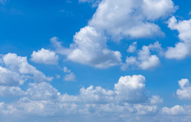 Obraz premium Bright blue sky with fluffy white clouds.