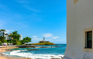Obraz premium Porto da Barra beach in Salvador with the Barra Lighthouse and the city buildings in the background