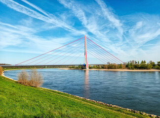 Die Fleher Brücke über den Rhein bei Düsseldorf