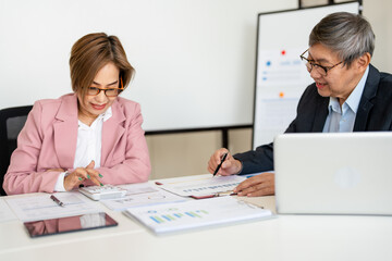 Obraz premium ceo executives meeting working with new project, business people discussion and analysis data, charts and valuation graph.