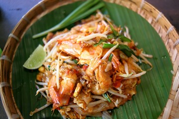 エビパッタイがバナナの葉っぱの上に乗っている、タイ料理、タイ焼きそば