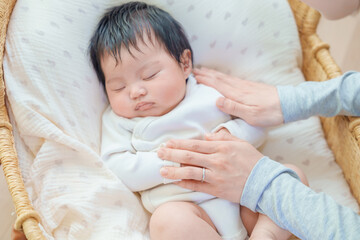 赤ちゃんを優しくあやす手