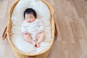 クーファンで眠る赤ちゃん