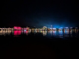 Urfahraner Markt Linz, Nacht, Spiegelung, Donau