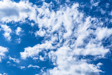 Obraz premium White clouds in a blue sky on a calm day.