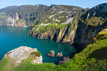 Majest&auml;tische Klippenlandschaft von Slieve League bei Sonnenschein