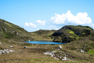Stiller Bergsee in der Landschaft der Slieve League Klippen