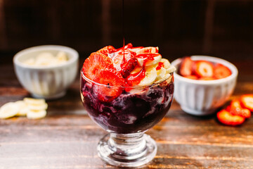  açaí berry with strawberry and fruit