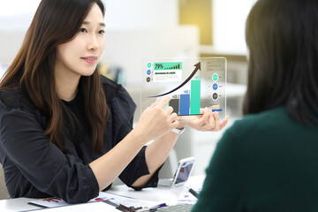 투자 상품 설명하는 비즈니스우먼 