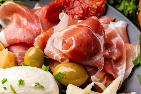 Primo piano di prosciutto crudo servito con gli antipasti, catering di cibo italiano 