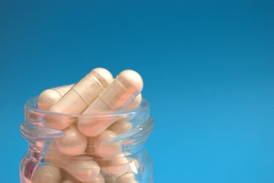 f&aacute;rmacos, capsulas en un frasco de vidrio