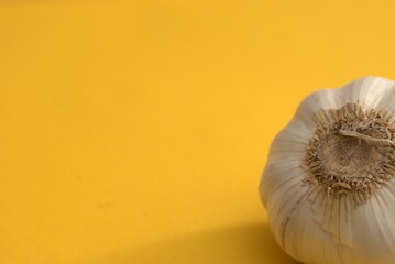 medio ajo en un fondo amarillo