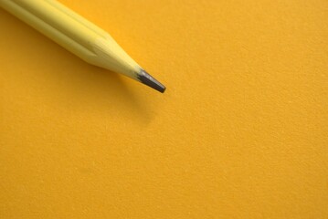 Lápices de diferentes colores con grafito negro