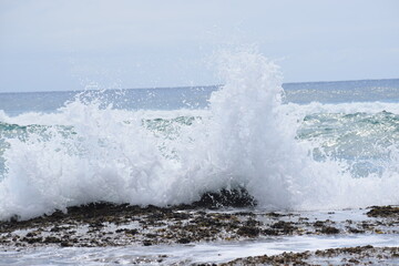 Obraz premium waves crashing onto the beach