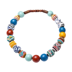 Photo sur Plexiglas Colorful beaded necklace with ethnic patterns