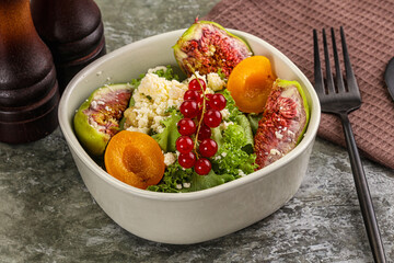 Salad with fig and sheep cheese