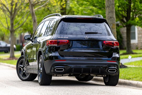 Mercedes-Benz GLB 250 black with AMG package
