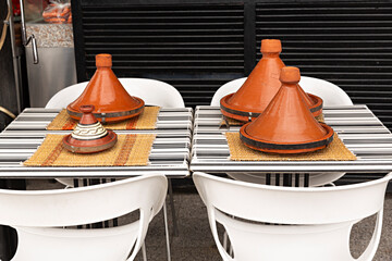 Mesa de restaurante marroquí con tajínes.