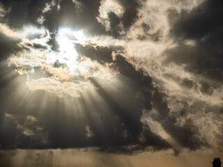 Die Sonne durchbricht die Wolken