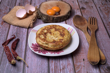 Ingredients and utensils to prepare a Spanish omelette