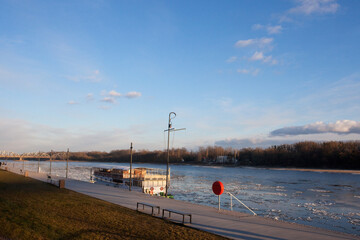 Stojąca barka przy brzegu Wisły, kry lodowe, Toruń, Polska, Barge standing on the bank of the Vistula River, ice floes, Toruń, Poland	