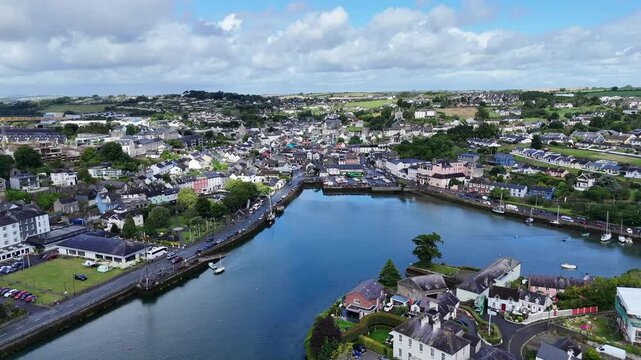 survol de la baie de Kinsale en Irlande pr&egrave;s de Cork