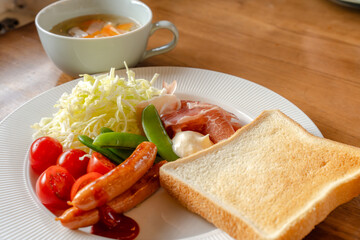 洋風朝食トーストとサラダプレート