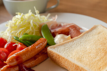 洋風朝食トーストとサラダプレート