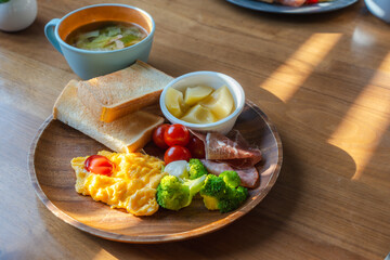 洋風朝食スクランブルエッグとトースト