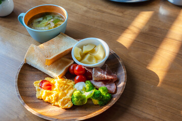 洋風朝食スクランブルエッグとトースト