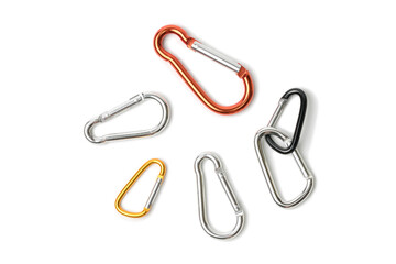 白い背景にある大小複数のカラビナ