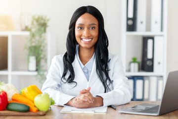 Smart eating and healthy nutrition concept. Portrait of positive black dietitian looking at camera...