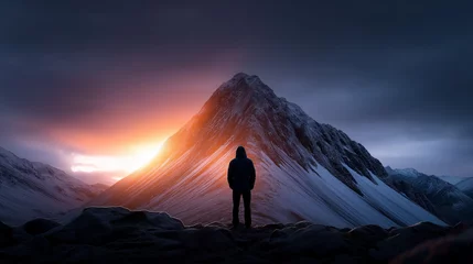 Wanddecoratie Huisarts Silhouette einer Person vor einem Berg bei Sonnenaufgang mit dramatischer Beleuchtung  © www.freund-foto.de